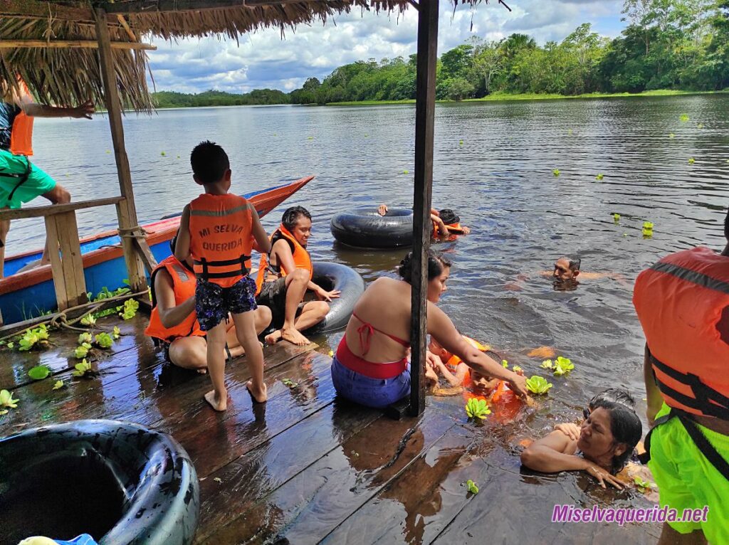 Bañando desde la balsa turistica en Cuipari