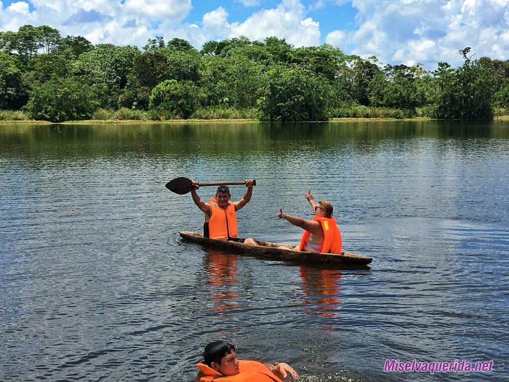 Remando en canoa en el Lago Cuipari en Yurimaguas