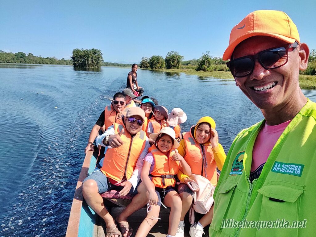 Dando un paseo en bote por el Lago Cuipari